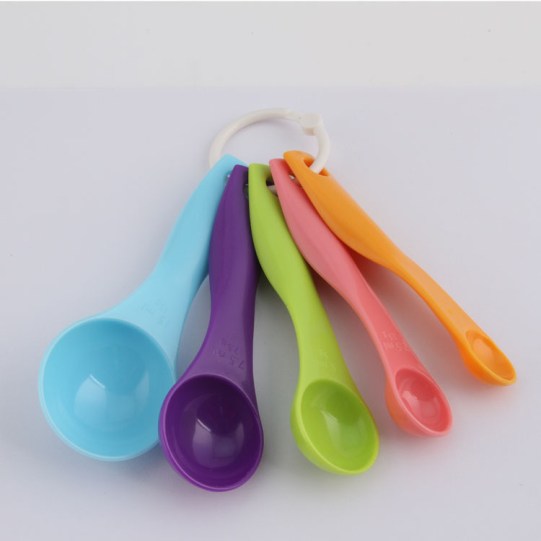 No encontré una foto de los cucharones medidores que yo tengo para el arenero seco, pero esto me pareció un mordillo excelente. Si lo viera en un bazar, me lo compro como juguete ¡ya!