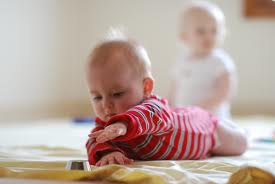 bebe movimiento libre se estira para agarrar juguete