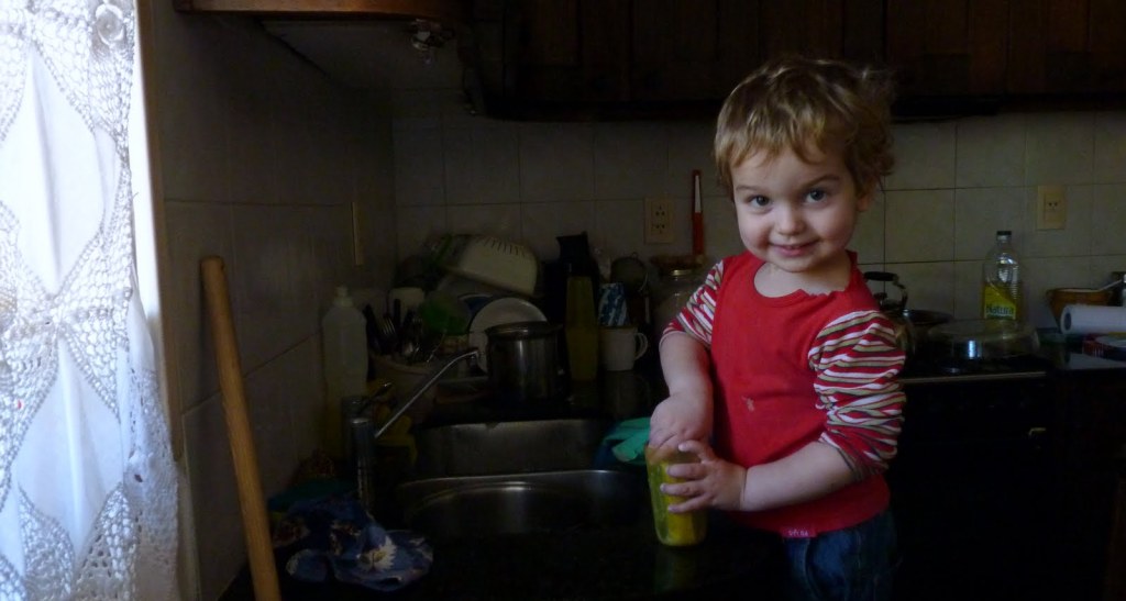 El lavaplatos más feliz de la ciudad, construyendo la autonomía en niños pequeños