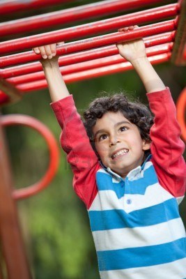 6685835-ninos-jugando-en-los-pasamanos-buscando-feliz-fuera