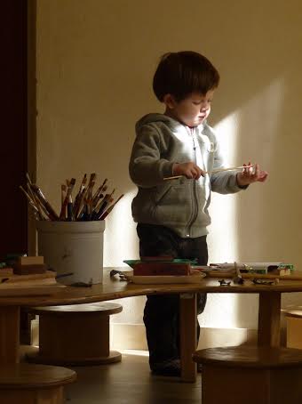 pintando en la casa naranja con sol ventana